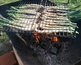Foto del paso 1 de la receta: Calçots a la brasa 🔥🔥🔥 🟨🟥🟨🟥🟨🟥🟨🟥🟨