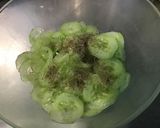 Une image de l'étape 3 de Concombre mariné crème et herbes salade feuille de chêne.