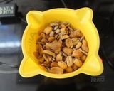 Foto del paso 2 de la receta: Queso rojo de leche fresca con frutos secos