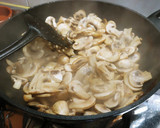 Foto del paso 4 de la receta: Puntas Solomillo ternera con champiñones en salsa carrilleras