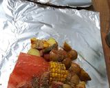 Foto langkah ke 5 dari resep Salmon, Sosis dan Udang bungkus alumunium foil.