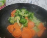 รูปขั้นตอนการทำที่ 2 ของ ผัดบล็อคโคลี่ไก่บด - จากผักที่ทำแช่แข็งไว้ในตู้เย็น