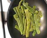 Foto del paso 2 de la receta: Judías verdes salteadas con jamón y filete de pechuga de pollo