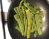Foto del paso 2 de la receta: Judías verdes salteadas con jamón y filete de pechuga de pollo