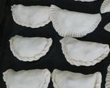 Foto del paso 3 de la receta: Empanadas de tomate, queso y salchichas