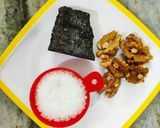अखरोट चॉकलेट स्ट्रॉबेरी स्टिक(Akhrot chocolate strawberry stick recipe in Hindi) रेसिपी चरण 1 फोटो