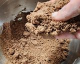 Foto del paso 3 de la receta: Alfajores de maizena reversionados - Masa de cacao y relleno de bon o bon casero 🥜 🫶🏻