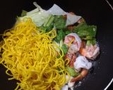 รูปขั้นตอนการทำที่ 4 ของ เส้นเหลืองผัดซีอิ๊วกุ้ง