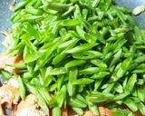 Foto langkah ke 2 dari resep Tumis Buncis dengan Udang.