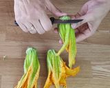 Foto del passaggio 1 della ricetta Sfogliatine ripiene ai fiori di zucca e provola