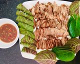 Hình bước làm 4 của món Lưỡi heo luộc muối cuộn lá mơ