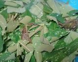 Foto langkah ke 1 dari resep Sayur bening daun singkong dan sambal.