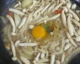 Foto langkah ke 3 dari resep Tumis jamur salju dan enoki.