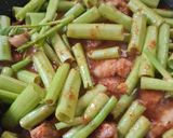 รูปขั้นตอนการทำที่ 3 ของ ผัดเผ็ดผักบุ้งกับหมูสามชั้น