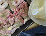 Foto del paso 3 de la receta: Como condimentar un pollo para cocinarlo a la parrilla