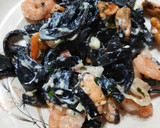 Foto del paso 5 de la receta: Fideos negros con frutos de mar