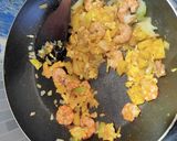 Foto langkah ke 4 dari resep Mie Goreng Udang.