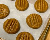Foto del passaggio 4 della ricetta Biscotti al Burro di Arachidi con 3 ingredienti