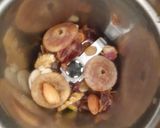 A picture of step 2 of Mix dryfruit milkshake.