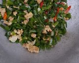 Foto langkah ke 4 dari resep Tumis daun bawang merah.