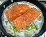 Foto del paso 3 de la receta Salmón escalfado con vinagreta de hierbas