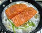 Foto del paso 3 de la receta: Salmón escalfado con vinagreta de hierbas