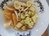 Tutifruti o ensalada de frutas con leche condensada
