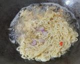 Foto langkah ke 4 dari resep Omelet Mie.