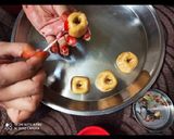 मिनी एप्पल शेप पेड़ा (Mini apple shape peda recipe in hindi) रेसिपी चरण 4 फोटो