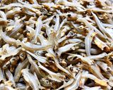 Hình bước làm 1 của món Khô Cá Cơm Kho Tiêu