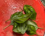 Foto del paso 4 de la receta: Bruschettas de tomate y albahaca 🍅🍃