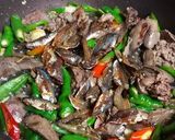 Foto langkah ke 7 dari resep Resep ati ayam dan ikan asin tumis cabe hijau pedes manis.