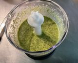 Une image de l'étape 5 de Sauce verte à la moutarde, ail et persil.