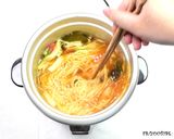 รูปขั้นตอนการทำที่ 5 ของ ต้มยำกุ้งราเมน (หม้อหุงข้าว)