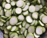 A picture of step 1 of Turai Ki Sabzi.