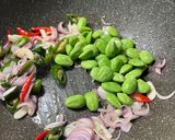 Foto langkah ke 4 dari resep Tumis Cumi Asin Pete Jagung.
