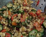 Foto langkah ke 5 dari resep Tumis Tempe Okra Hijau.