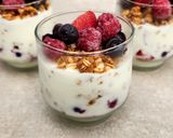 Foto del paso 6 de la receta: 🍋🍓🫐Parfait de yogur al limón con granola y frutos rojos 🫐🍓🍋