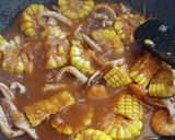 Foto langkah ke 4 dari resep Udang Cumi Saus Padang.