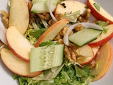 Ensalada de manzanas y nueces con vinagreta de mostaza y miel