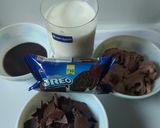 A picture of step 1 of Oreo chocolate shake.