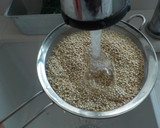 Foto del paso 1 de la receta: Quinoa con cebolla y calabacín al toque parmesano