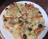 Foto del paso 7 de la receta: Pizza con calabacín, pimiento morrón y jamón serrano