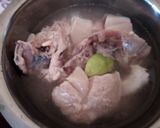 Foto langkah ke 1 dari resep Sup Ayam Jamur Putih.