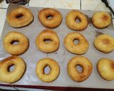 Foto langkah ke 5 dari resep Donat simpel tanpa kentang 🍩😊.