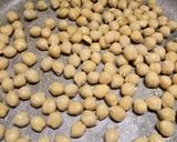 A picture of step 1 of Warm chickpea and prawn salad.
