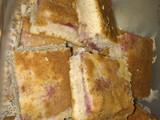 Cuadraditos de bizcochuelo con frutillas