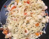 Foto langkah ke 3 dari resep Seafood Aglio Olio.