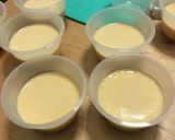Gambar langkah 11 resipi Puding Caramel dalam bekas plastic.
