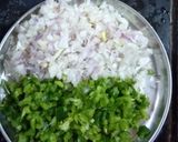 A picture of step 1 of Hariyali Pav Bhaji.